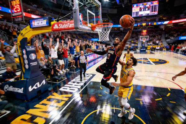NBA季后赛东西部决赛激烈对抗 - 球员突破上篮