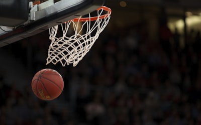 NBA总决赛第七场决胜时刻 - 球员扣篮瞬间